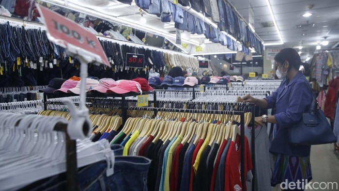 Sejumlah pembeli memilih pakaian bekas atau yang lebih familiar dengan Thrifting yang dijual di salah satu kawasan di Jakarta, Selasa (14/3/2023). Menteri Koperasi dan Usaha Kecil dan Menengah Teten Masduki mendorong agar pedagang barang bekas hasil impor ilegal untuk beralih menjual produk alternatif lain.