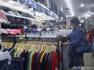 Ridwan Kamil Larang Thrifting Baju di Jawa Barat
