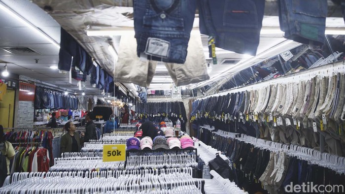 Sejumlah pembeli memilih pakaian bekas atau yang lebih familiar dengan Thrifting yang dijual di salah satu kawasan di Jakarta, Selasa (14/3/2023). Menteri Koperasi dan Usaha Kecil dan Menengah Teten Masduki mendorong agar pedagang barang bekas hasil impor ilegal untuk beralih menjual produk alternatif lain.