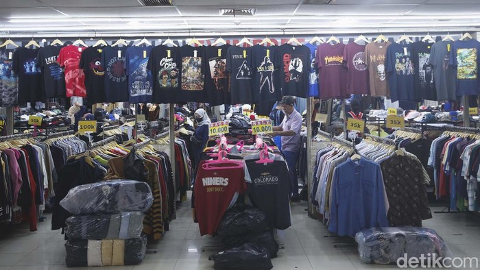 Larangan Mencuat, Begini Potret Bisnis Thrifting di Jakarta Sejumlah pembeli memilih pakaian bekas atau yang lebih familiar dengan Thrifting yang dijual di salah satu kawasan di Jakarta, Selasa (14/3/2023). Menteri Koperasi dan Usaha Kecil dan Menengah Teten Masduki mendorong agar pedagang barang bekas hasil impor ilegal untuk beralih menjual produk alternatif lain.
