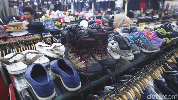 Sejumlah pembeli memilih pakaian bekas atau yang lebih familiar dengan Thrifting yang dijual di salah satu kawasan di Jakarta, Selasa (14/3/2023). Menteri Koperasi dan Usaha Kecil dan Menengah Teten Masduki mendorong agar pedagang barang bekas hasil impor ilegal untuk beralih menjual produk alternatif lain.