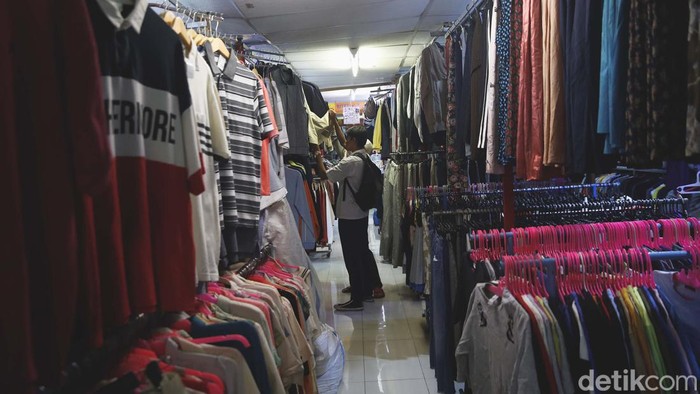 Sejumlah pembeli memilih pakaian bekas atau yang lebih familiar dengan Thrifting yang dijual di salah satu kawasan di Jakarta, Selasa (14/3/2023). Menteri Koperasi dan Usaha Kecil dan Menengah Teten Masduki mendorong agar pedagang barang bekas hasil impor ilegal untuk beralih menjual produk alternatif lain.