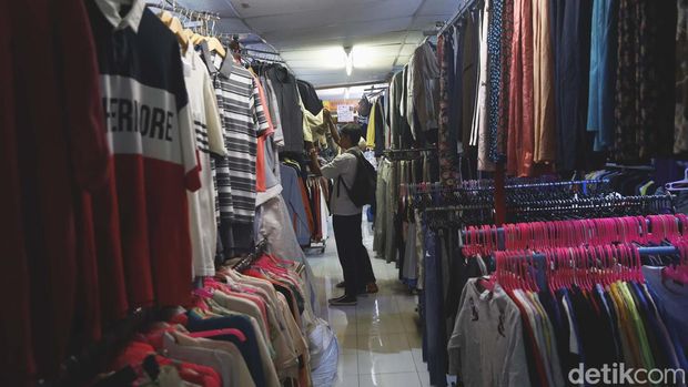 Sejumlah pembeli memilih pakaian bekas atau yang lebih familiar dengan Thrifting yang dijual di salah satu kawasan di Jakarta, Selasa (14/3/2023). Menteri Koperasi dan Usaha Kecil dan Menengah Teten Masduki mendorong agar pedagang barang bekas hasil impor ilegal untuk beralih menjual produk alternatif lain.
