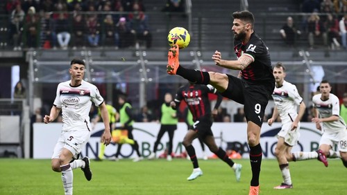 MILAN, ITALY - MARCH 13: Olivier Giroud of AC Milan controls the ball during the Serie A match between AC Milan and Salernitana at Stadio Giuseppe Meazza on March 13, 2023 in Milan, Italy. (Photo by Stefano Guidi/Getty Images)