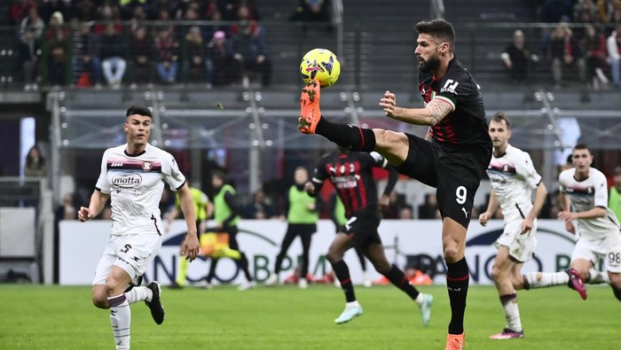 MILAN, ITALY - MARCH 13: Olivier Giroud of AC Milan controls the ball during the Serie A match between AC Milan and Salernitana at Stadio Giuseppe Meazza on March 13, 2023 in Milan, Italy. (Photo by Stefano Guidi/Getty Images)