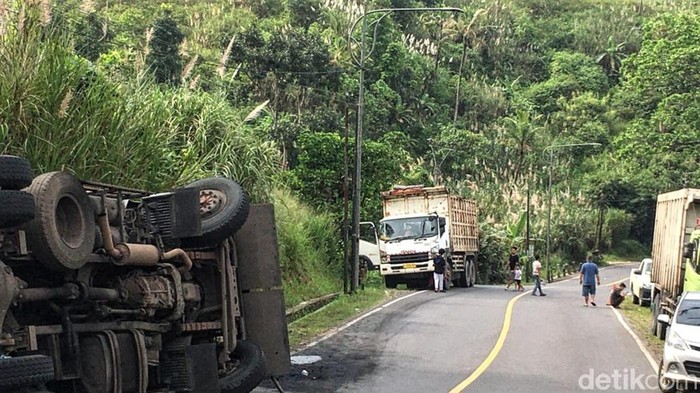 Lintasan Jalan Menuju Palabuhanratu Ini Gelap Gulita - Rawan Kecelakaan