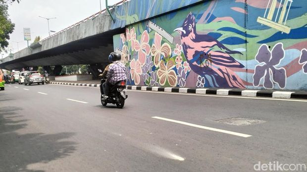 Lubang di Jalan Cikapayang Bandung