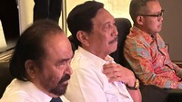 Posisi duduk Luhut berada di seberang Surya Paloh. Keduanya terlihat mengenakan kemeja putih saat makan siang tersebut. (dok.Istimewa)