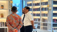 Setelah makan-makan, Luhut sempat ditemani Surya Paloh berkeliling. Keduanya tampak berbincang sambil melihat-lihat sejumlah ruangan di NasDem Tower. (dok.Istimewa)