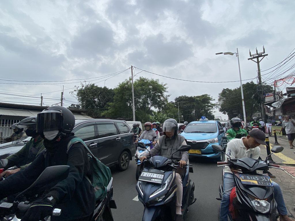 Macet di Lenteng Agung pada Selasa (14/3)-(Devi/detikcom)