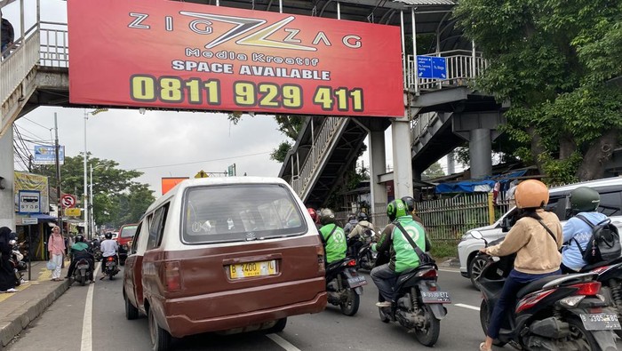 Macet di Lenteng Agung pada Selasa (14/3)-(Devi/detikcom)