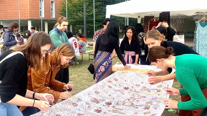 Mahasiswa Unair kenalkan batik di Italia