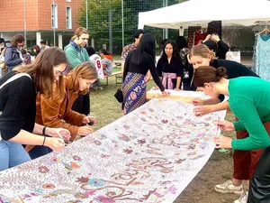 Keren! Mahasiswa Unair Kenalkan Batik Indonesia di Italia