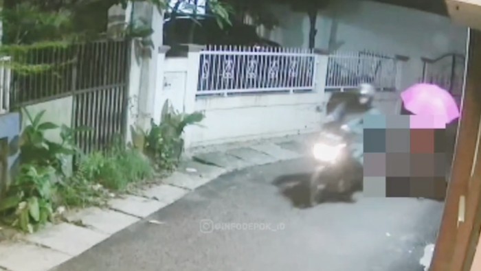 Mahasiswi UI diduga menjadi korban pelecehan seksual oleh seorang pengendara motor. Polisi tengah memburu pelaku. (Tangkapan layar video viral)