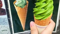 Tak ada penipuan, es krim ini bahkan disajikan lebih besar. Conenya tampak lebih padat isian dibandingkan foto iklannya. Foto: Bored Panda