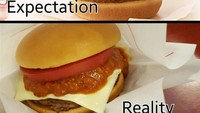 Selain menyerupai foto iklannya, burger ini bahkan memberikan tambahan lebih. Kejunya lebih besar pada penyajian asli dibandingkan iklannya. Foto: Bored Panda