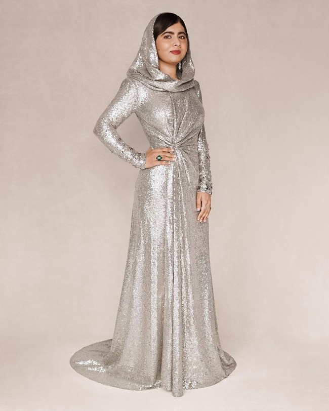 Selain gaun, penampilannya juga spesial karena mengenakan perhiasan bersejarah. Malam itu, Malala menggunakan anting dari Fred Leighton yang pernah dipakai oleh Ratu Soraya Tarzi dari Afghanistan pada tahun 1920an. Ratu Soraya sendiri dikenal sering memperjuangkan hak-hak wanita seperti Malala. Foto: Instagram @ralphlauren