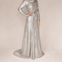 Selain gaun, penampilannya juga spesial karena mengenakan perhiasan bersejarah. Malam itu, Malala menggunakan anting dari Fred Leighton yang pernah dipakai oleh Ratu Soraya Tarzi dari Afghanistan pada tahun 1920an. Ratu Soraya sendiri dikenal sering memperjuangkan hak-hak wanita seperti Malala. Foto: Instagram @ralphlauren