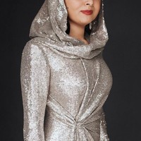 Busana tersebut sengaja dibuat berlengan panjang dan hadir dengan penutup kepala untuk menyesuaikan cara berpakaian Malala. Foto: Instagram @ralphlauren