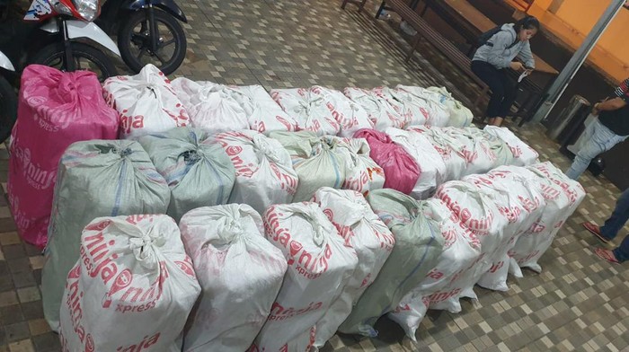 Polisi mengamankan 2.400 botol minuman keras (miras) cap tikus di Pelabuhan Manado, Sulawesi Utara (Sulut).