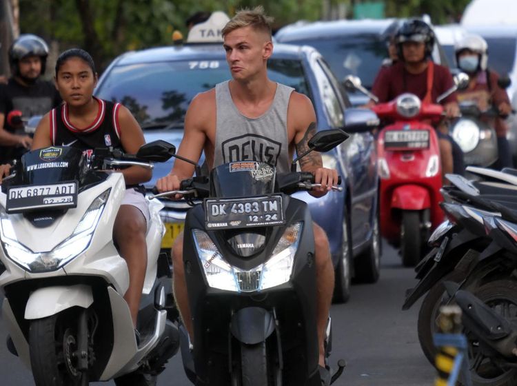 Marak Ugal-ugalan, Bule di Bali Bakal Dilarang Sewa Motor