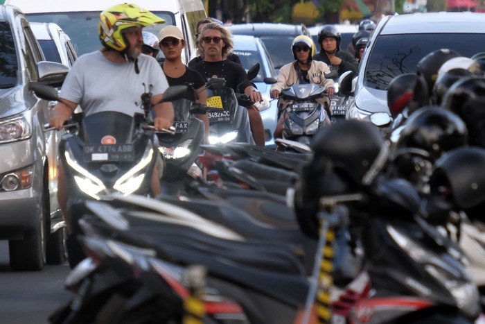 Turis asing mengendarai sepeda motor sewaan tanpa menggunakan helm di Jalan Pantai Kuta, Badung, Bali, Senin (13/3/2023). Gubernur Bali Wayan Koster mengimbau turis asing agar selalu mematuhi segala peraturan yang berlaku di Indonesia serta meminta menggunakan kendaraan yang disediakan oleh agen perjalanan dan tidak menggunakan kendaraan sendiri menyusul banyaknya turis asing yang ugal-ugalan mengendarai sepeda motor. ANTARA FOTO/Nyoman Hendra Wibowo/foc.