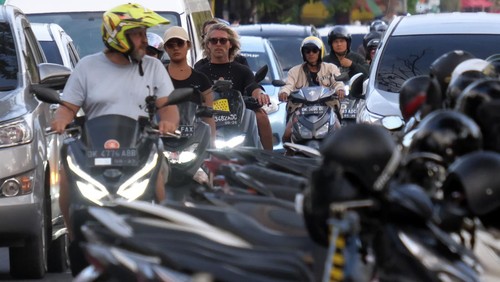 Turis asing mengendarai sepeda motor sewaan tanpa menggunakan helm di Jalan Pantai Kuta, Badung, Bali, Senin (13/3/2023). Gubernur Bali Wayan Koster mengimbau turis asing agar selalu mematuhi segala peraturan yang berlaku di Indonesia serta meminta menggunakan kendaraan yang disediakan oleh agen perjalanan dan tidak menggunakan kendaraan sendiri menyusul banyaknya turis asing yang ugal-ugalan mengendarai sepeda motor. ANTARA FOTO/Nyoman Hendra Wibowo/foc.