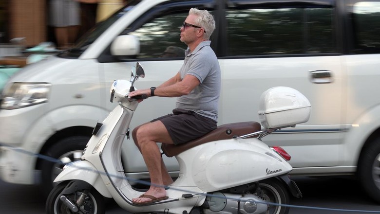 Marak Ugal-ugalan, Bule di Bali Bakal Dilarang Sewa Motor Turis asing mengendarai sepeda motor sewaan tanpa menggunakan helm di Jalan Pantai Kuta, Badung, Bali, Senin (13/3/2023). Gubernur Bali Wayan Koster mengimbau turis asing agar selalu mematuhi segala peraturan yang berlaku di Indonesia serta meminta menggunakan kendaraan yang disediakan oleh agen perjalanan dan tidak menggunakan kendaraan sendiri menyusul banyaknya turis asing yang ugal-ugalan mengendarai sepeda motor. ANTARA FOTO/Nyoman Hendra Wibowo/foc.
