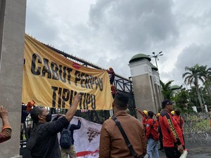 Massa Aksi Tolak Perppu Ciptaker Geser Kawat Duri, Panjat Gerbang DPR