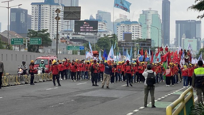 Massa buruh long march ke DPR