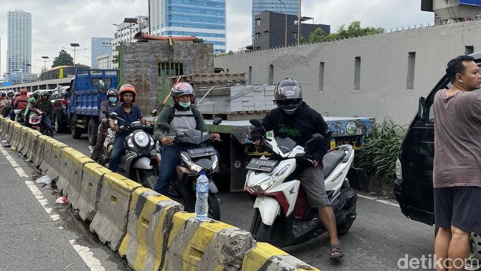 Massa demo di DPR bongkar beton pembatas lalu tutup jalur TransJakarta.