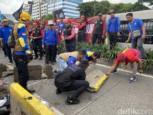 Massa Demo di DPR Blokade Busway Pakai Separator, Lalin Dialihkan