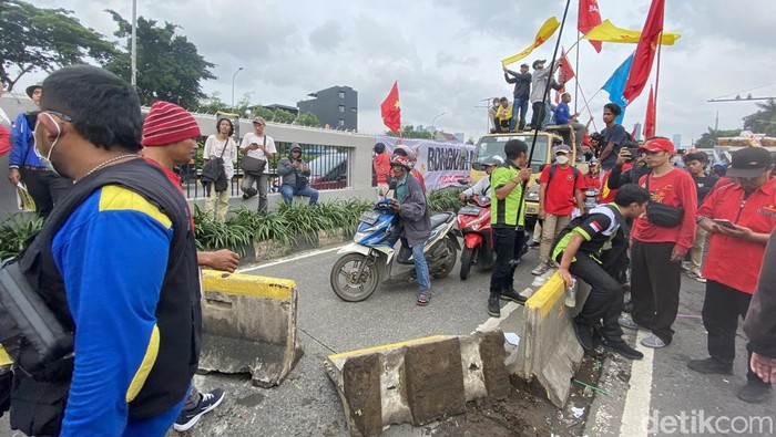 Massa demo di DPR bongkar beton pembatas lalu tutup jalur TransJakarta.