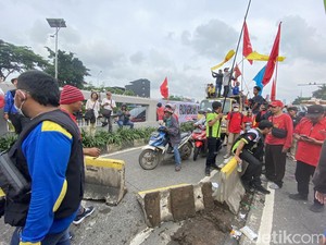 Massa di DPR Bongkar Beton Pembatas Lalu Tutup Jalur TransJ, Pengendara Stuck