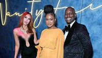 Ia pun hadir sendirian tanpa sang kekasih. WireImage for Vanity Fair/Kevin Mazur/VF23