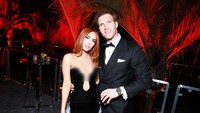 Megan Fox malah terlihat mesra dengan seorang pria dalam sebuah foto, siapakah dia? WireImage for Vanity Fair/Matt Winkelmeyer/VF23