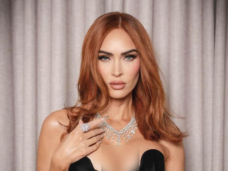 7 Artis dengan Kebiasaan Aneh, Ada yang Mandi di Teras