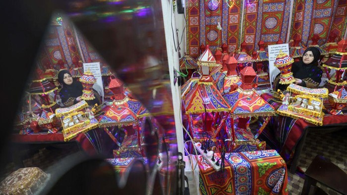 Palestinian artisan Reham Shurab makes traditional 