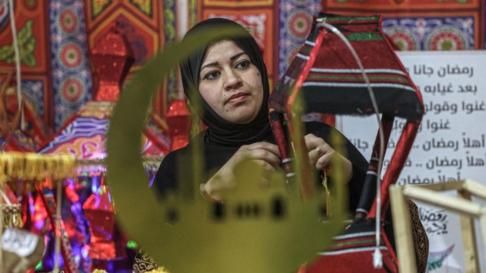 Palestinian artisan Reham Shurab makes traditional 