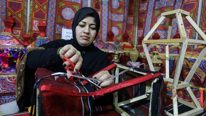 Melihat Pembuatan Fanous, Lentera Khas Ramadan KHAN YUNIS, GAZA - MARCH 12: Palestinian Reham Shurab prepares