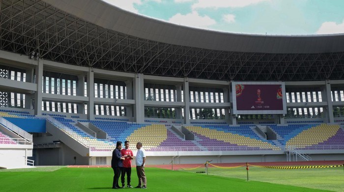 Menpora Zainudin Amali (kanan) bersama Ketua Umum PSSI Erick Thohir (kiri) dan Wali Kota Solo Gibran Rakabuming Raka (tengah) meninjau kesiapan Stadion Manahan Solo di Jawa Tengah, Minggu (12/3/2023). Stadion Manahan dipersiapkan menjadi salah satu venue gelaran akbar Piala Dunia U-20 2023 di Indonesia. ANTARAFOTO/Maulana Surya/rwa.