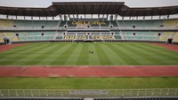 Pekerja melakukan perawatan rumput lapangan Stadion Gelora Bung Tomo di Surabaya, Jawa Timur, Senin (13/3/2023). Stadion Gelora Bung Tomo menjadi salah satu lokasi pertandingan Piala Dunia U-20 yang akhirnya batal berlangsung di Indonesia.Foto: ANTARA FOTO/Rizal Hanafi