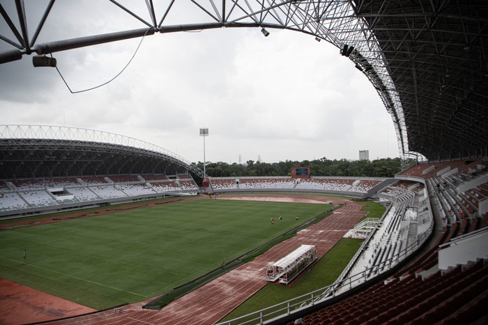 Pekerja melakukan penyulaman rumput stadion Gelora Sriwijaya Jakabaring (GSJ) yang diperuntukkan untuk venue Piala Dunia U-20 2023 di Jakabaring Sport City (JSC), Palembang, Sumatera Selatan, Kamis (9/3/2023). Perbaikan fasilitas Stadion Gelora Sriwijaya yang meliputi penyulaman rumput stadion, persiapan lapangan latihan dan perbaikan sejumlah hal minor lainnya ditargetkan selesai pada awal Mei 2023. ANTARA FOTO/Nova Wahyudi/aww.