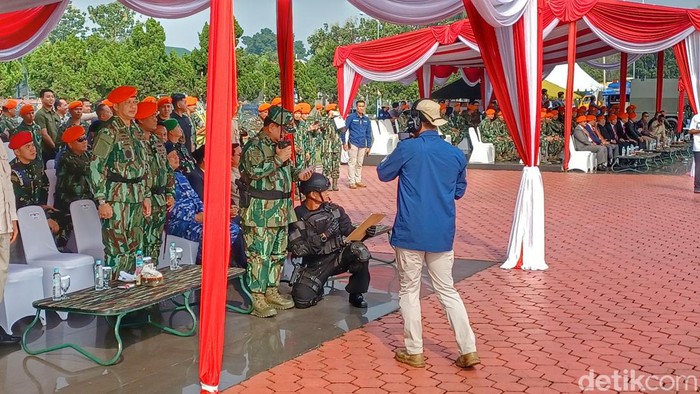 Menteri Pertahanan RI Prabowo Subianto memimpin komando secara langsung saat aksi demonstrasi yang dilakukan Komando Pasukan Gerak Cepat (Kopasgat) TNI AU.