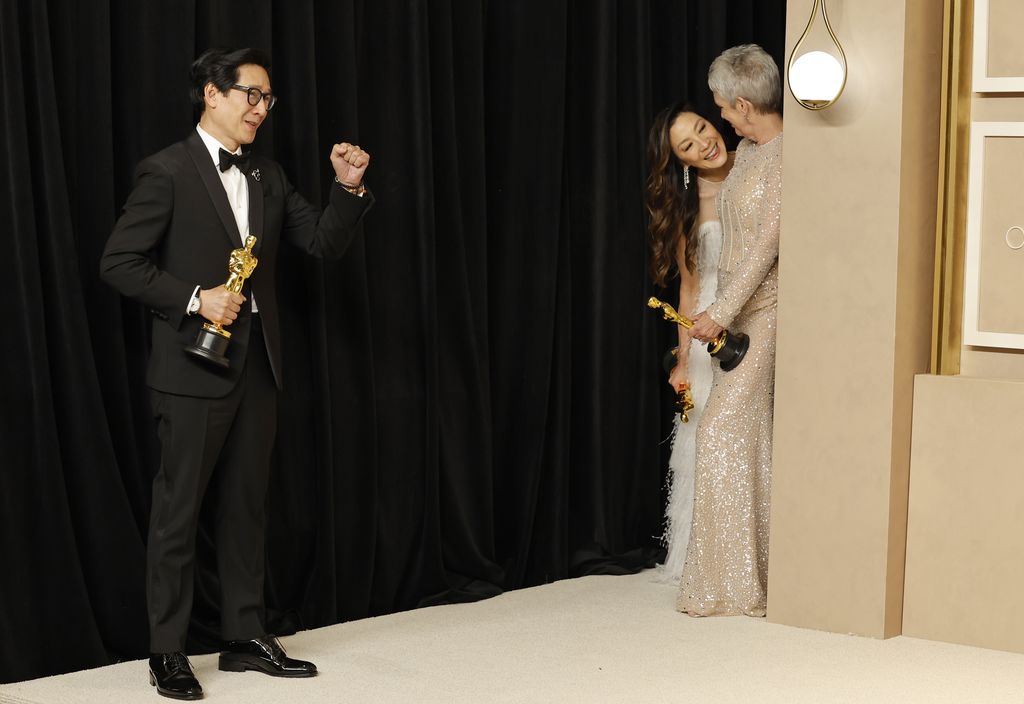 HOLLYWOOD, CALIFORNIA - MARCH 12: (L-R) Ke Huy Quan, winner of the Best Actor In A Supporting Role award, Michelle Yeoh, winner of the Best Actress in a Leading Role award and Jamie Lee Curtis, winner of the Best Supporting Actress award for 