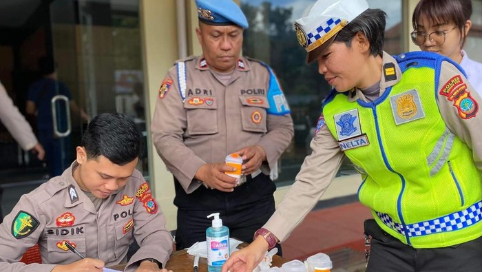 Polres Minahasa Utara (Minut), Sulawesi Utara (Sulut) melakukan tes urine terhadap 25 personelnya untuk memastikan jajarannya bebas dari narkoba.