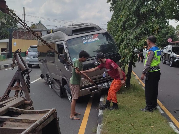 Mini bus yang mengalami kecelakaan di daerah Gamping, Sleman, DIY, Selasa (14/3/2023) siang.