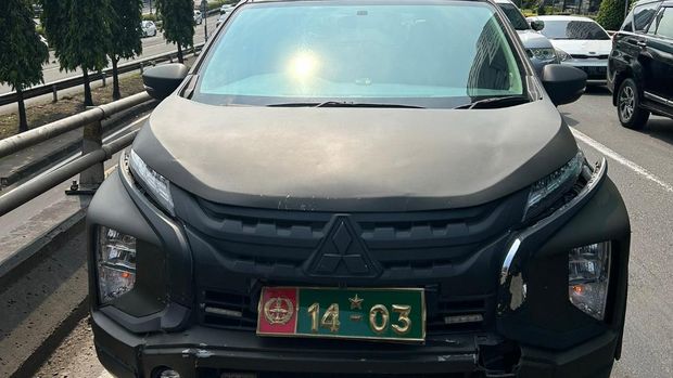 Mobil dinas TNI tabrakan dengan mobil HR-V (dok. Twitter @delimalma)