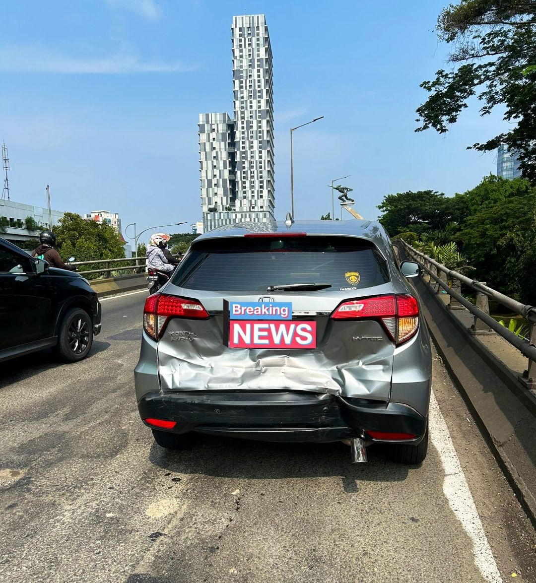 Mobil dinas TNI tabrakan dengan mobil HR-V (dok. Twitter @delimalma)