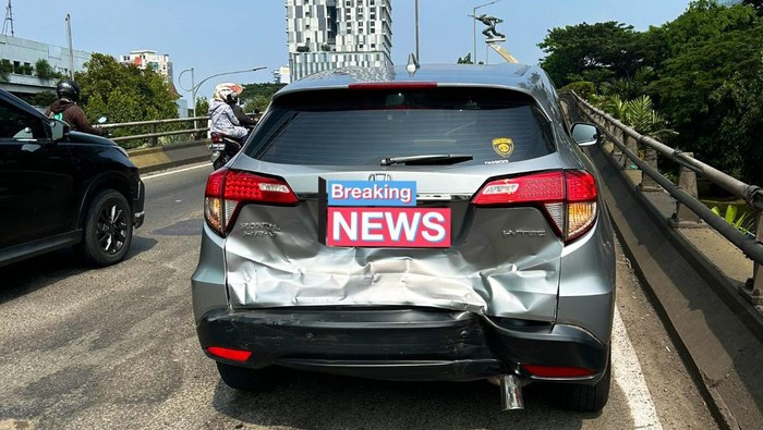 Mobil dinas TNI tabrakan dengan mobil HR-V (dok. Twitter @delimalma)